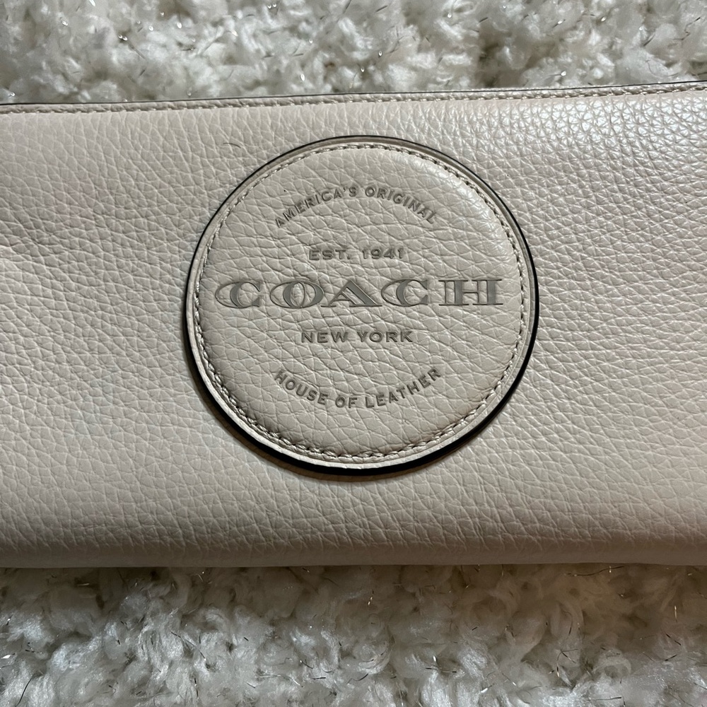 🍂Coach Wristlet  Cream🍁